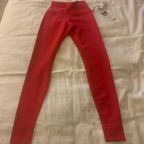 Alo High-Waist Airlift Legging in Scarlet - Picture 6 of 8